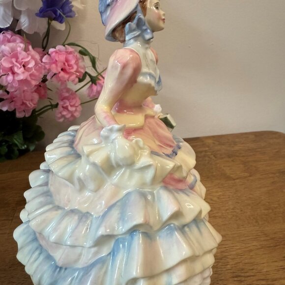Royal Doulton Figurine Hannah HN 3369 – Hand Decorated Bone China by Nada - Picture 3 of 6